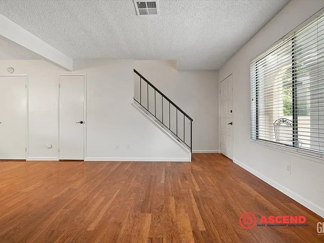 Building Photo - Beautiful 2 Bedroom, 2 Bathroom Home with ...