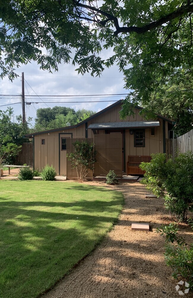 Building Photo - 623 W Mulberry Ave