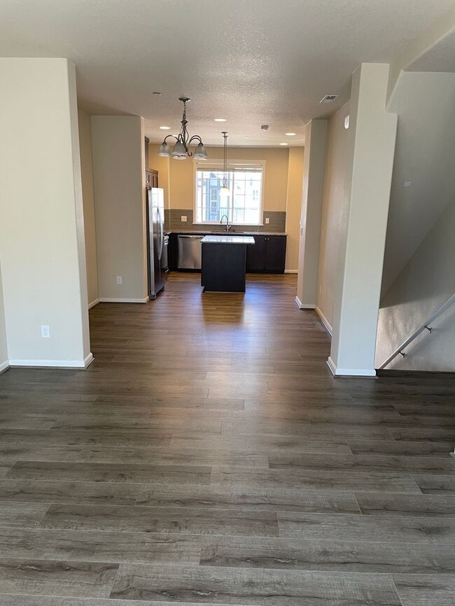 Building Photo - Bethany Townhouse