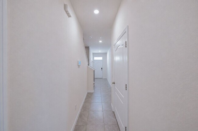 Building Photo - Like-New End-Unit 3 Bedroom Townhome