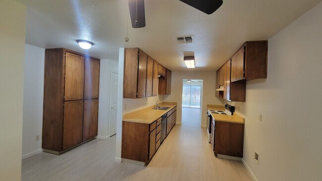 Building Photo - Sunnyside & Montero