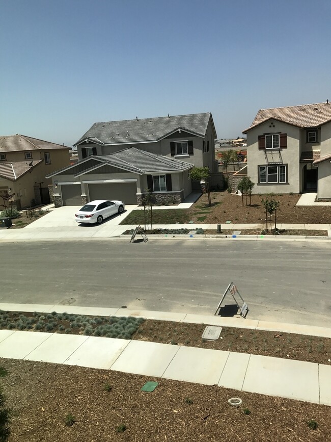 Building Photo - 5 bed home in RiverBend community, Eastval...