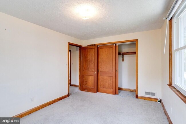 Building Photo - 905 Regester Ave