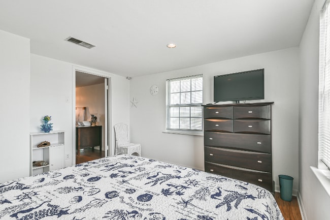 Building Photo - 3919 San Jacinto Dr