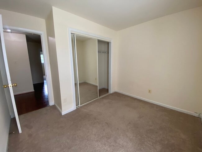 Building Photo - Spacious 3 Bedroom 2.5 Bathroom Home in Randolph Neighborhood