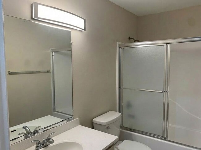 Building Photo - 2 Bedroom 1.5 Bath 2 Story Townhouse