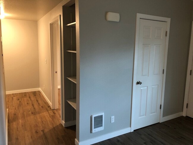 Building Photo - Completely updated 3 bedroom 1 bath duplex!