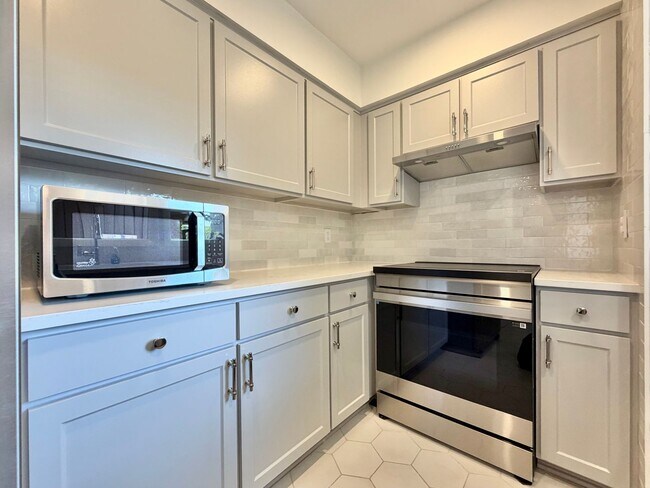 Building Photo - 907 Oak Tree Dr