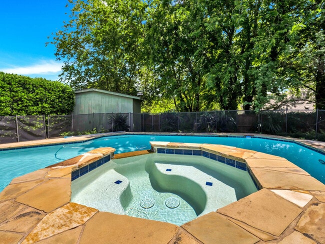 Building Photo - 3209 Normandy Dr