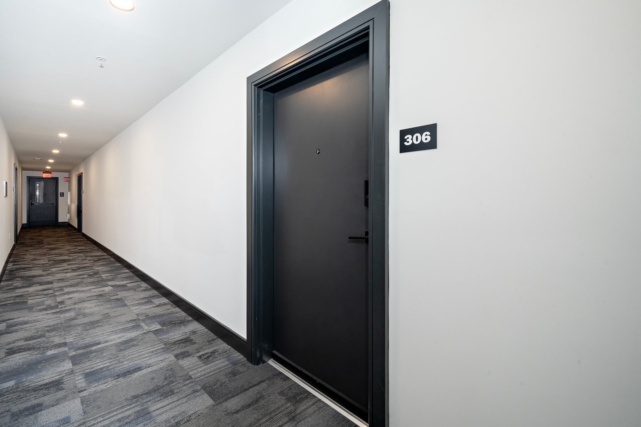 Building Photo - Room in Condo on W Peace St