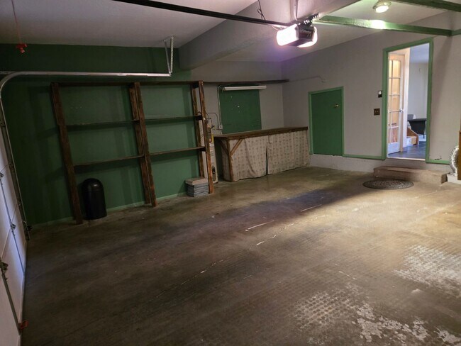 Building Photo - Beautiful two story, 3 bed, 1 full bath, 2...