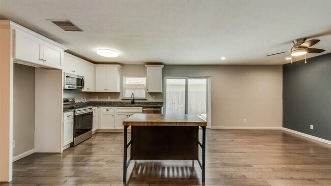 Building Photo - 2321 Norway Dr