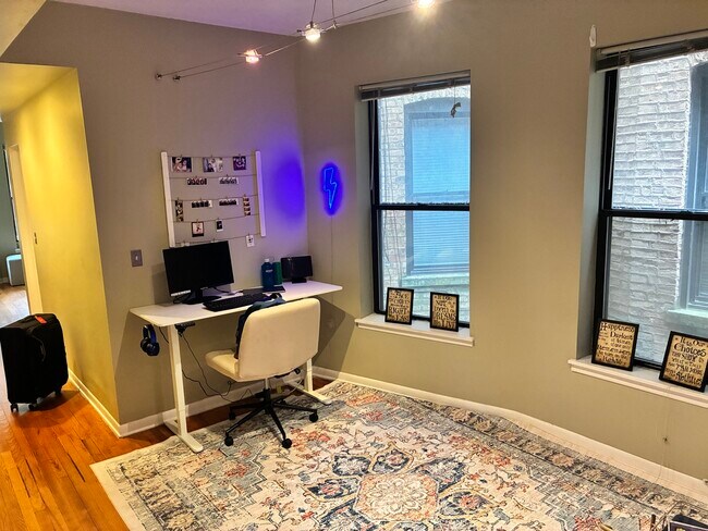 Building Photo - 902 W Grace St