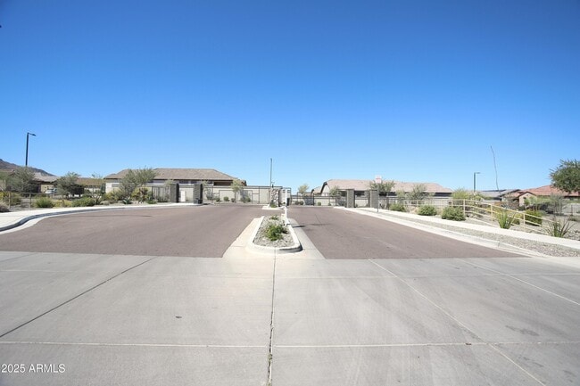 Building Photo - 1535 W Corral Rd