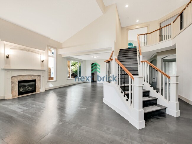 Building Photo - 4 bedroom, 2.5 Bathroom, 3 car garage Craftsman style home in Bellevue, WA
