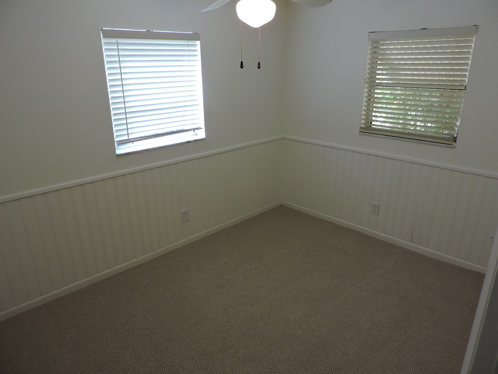 bedrooms have new laminate flooring - 9046 SE Parkway Dr