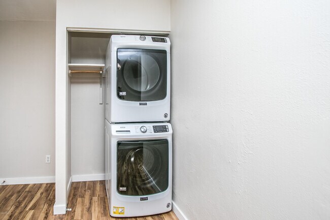 Building Photo - 402 S Beck Ave