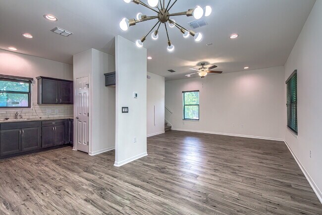 Building Photo - OFFERING 50% OFF ONE-MONTH'S RENT...QUAINT RENTAL NEAR I-35