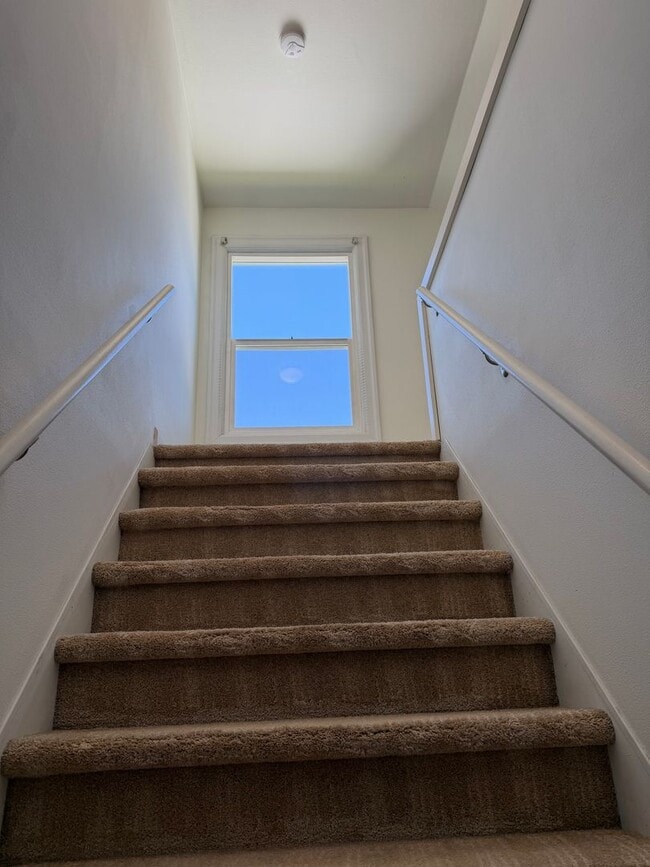 Building Photo - Large updated 2 bedroom 1 bathroom house in Springfield!