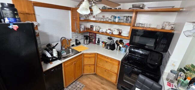 Building Photo - 725 Lori Dr