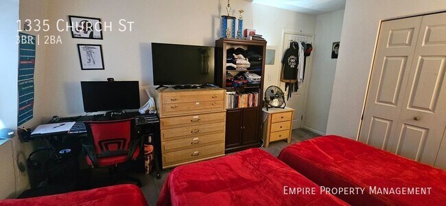 Building Photo - 3 Bedroom/1.5 Bathroom Town House in Fount...