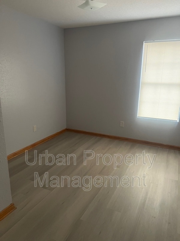 Building Photo - 429 Simpson Ave