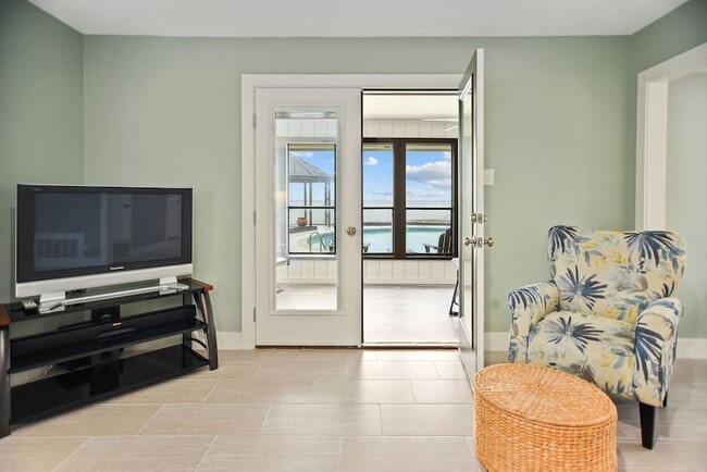 Building Photo - 8 Las Brisas Pl