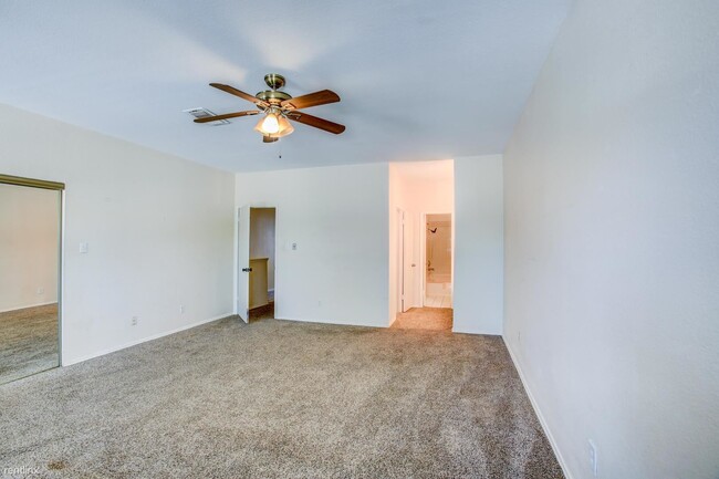 Building Photo - 2 br, 2.5 bath Townhome - 17423 Red Oak Dr...