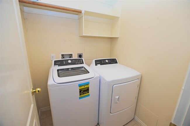 Building Photo - 6104 Promenade Ln