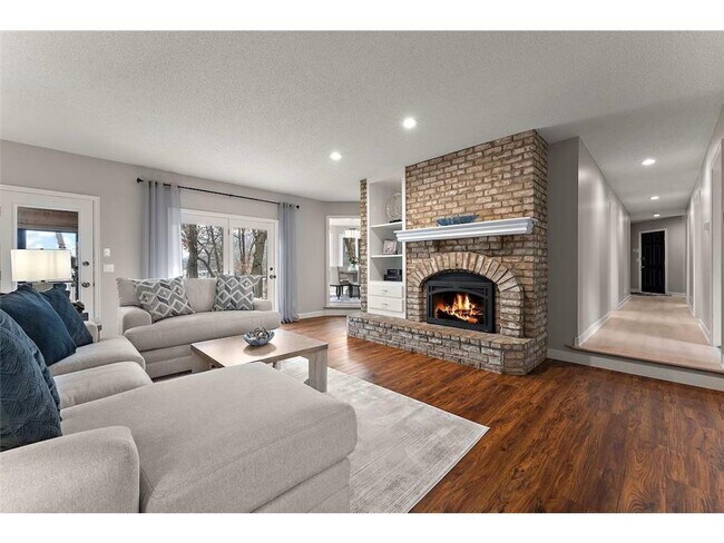 Building Photo - 5720 Oakview Ln N