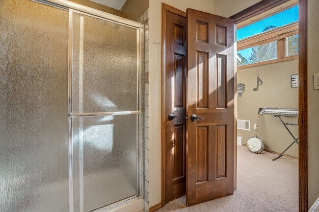 Building Photo - Stunning two-story home in Woodland Park