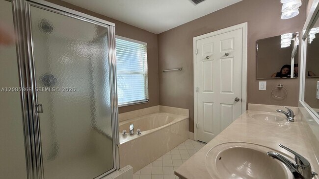 Building Photo - 4735 SW 164th Ave