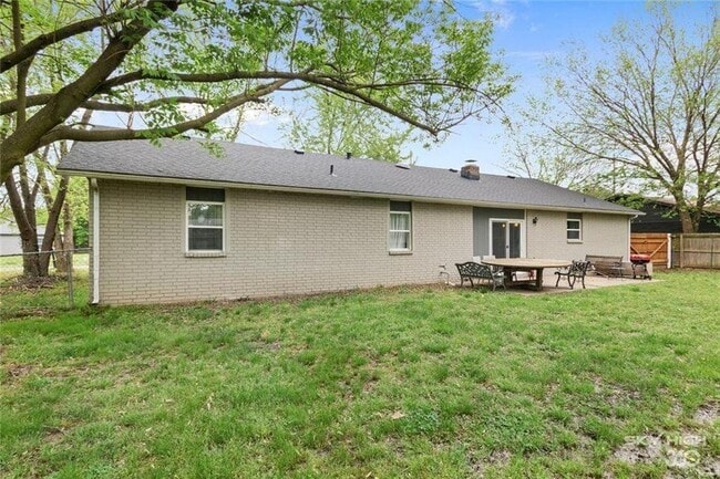 Building Photo - 405 SW 10th St