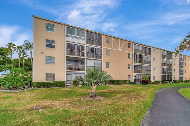 Building Photo - 6795 Huntington Ln