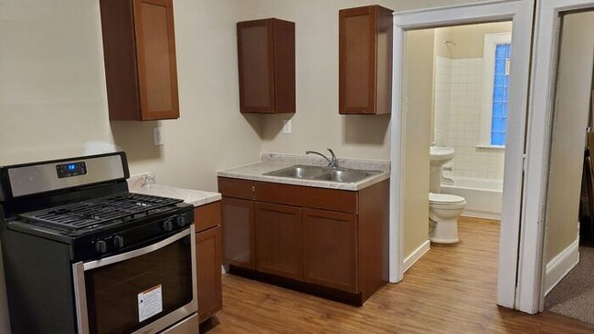 Building Photo - Newly Updated Spacious Three Bedroom Upper...