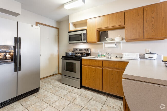Interior Photo - 1009 S 2nd St - Private Rooms Available