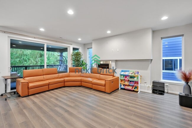 Building Photo - 4 BED & 2.5 SINGLE FAMILY HOUSE FOR RENT