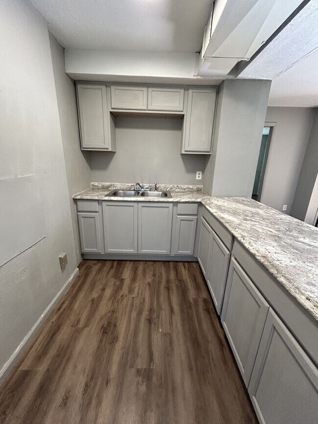 Building Photo - 304 E Park St