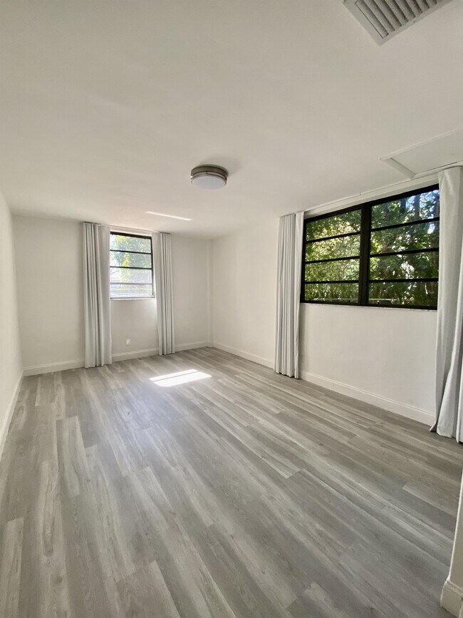 Building Photo - 1101 Bay Dr