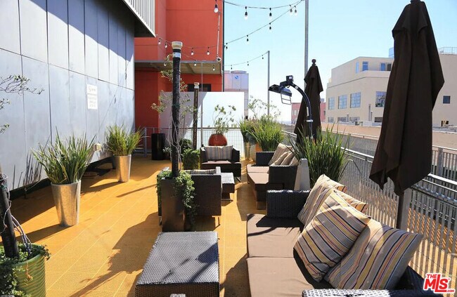 Building Photo - 746 S Los Angeles St