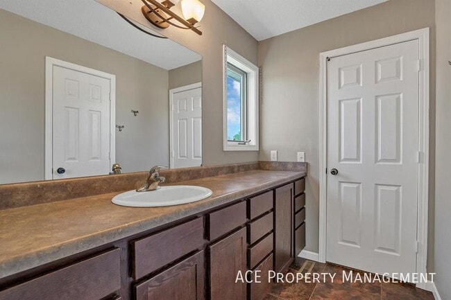 Building Photo - 1227 Clover Ridge Dr