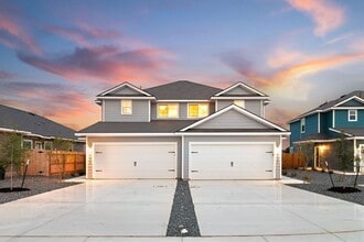 Building Photo - Luxury 3/2.5 Townhome in Seguin