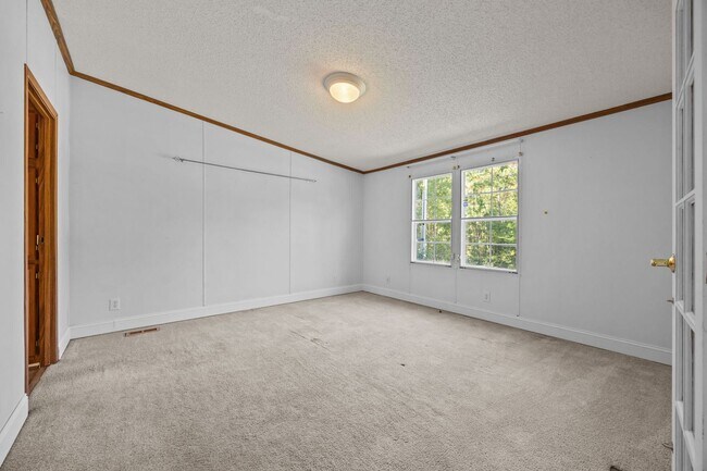 Building Photo - 4 bedroom 2 bathroom spacious home!