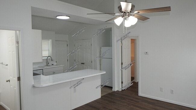 Building Photo - Adorable 2 bedrooms and 1 bath home located on N Drury Ave in Kansas City, MO