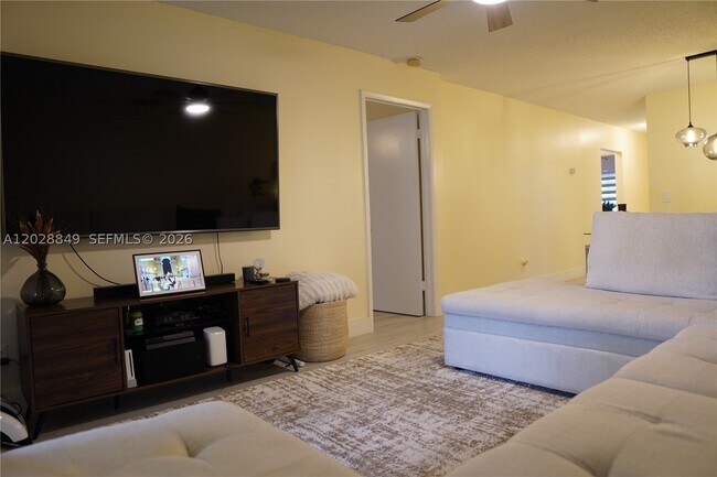 Building Photo - 453 Lakeview Dr