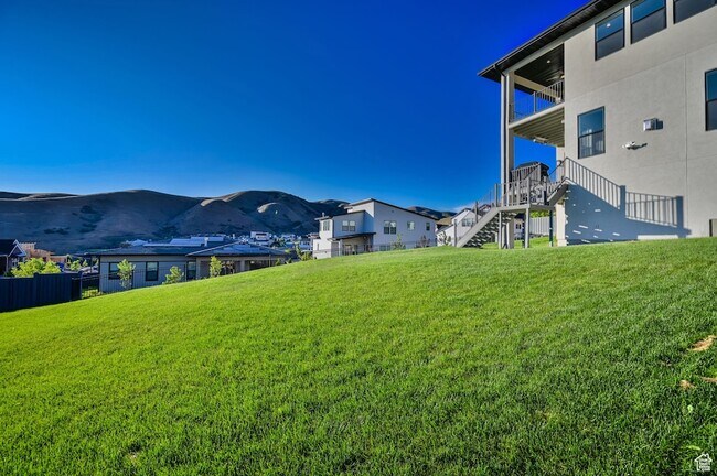 Building Photo - 1722 Oakridge Cir