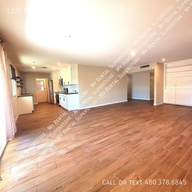 Building Photo - 1229 E Manhatton Dr