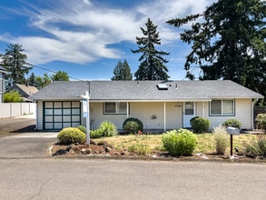 Building Photo - Spacious 3 Bedroom 1 Bath Ranch House  in Milwaukie! Washer and Dryer Included!