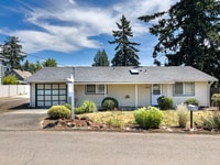 Building Photo - Spacious 3 Bedroom 1 Bath Ranch House  in Milwaukie! Washer and Dryer Included!