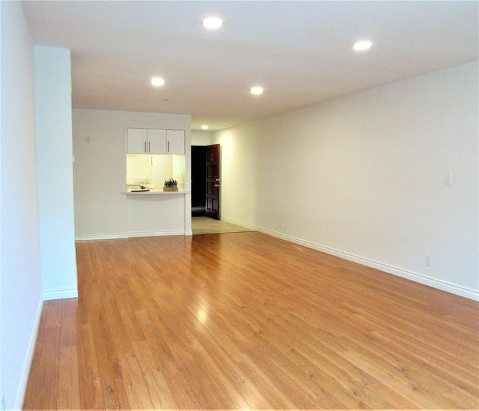 Building Photo - 1141 N Columbus Ave